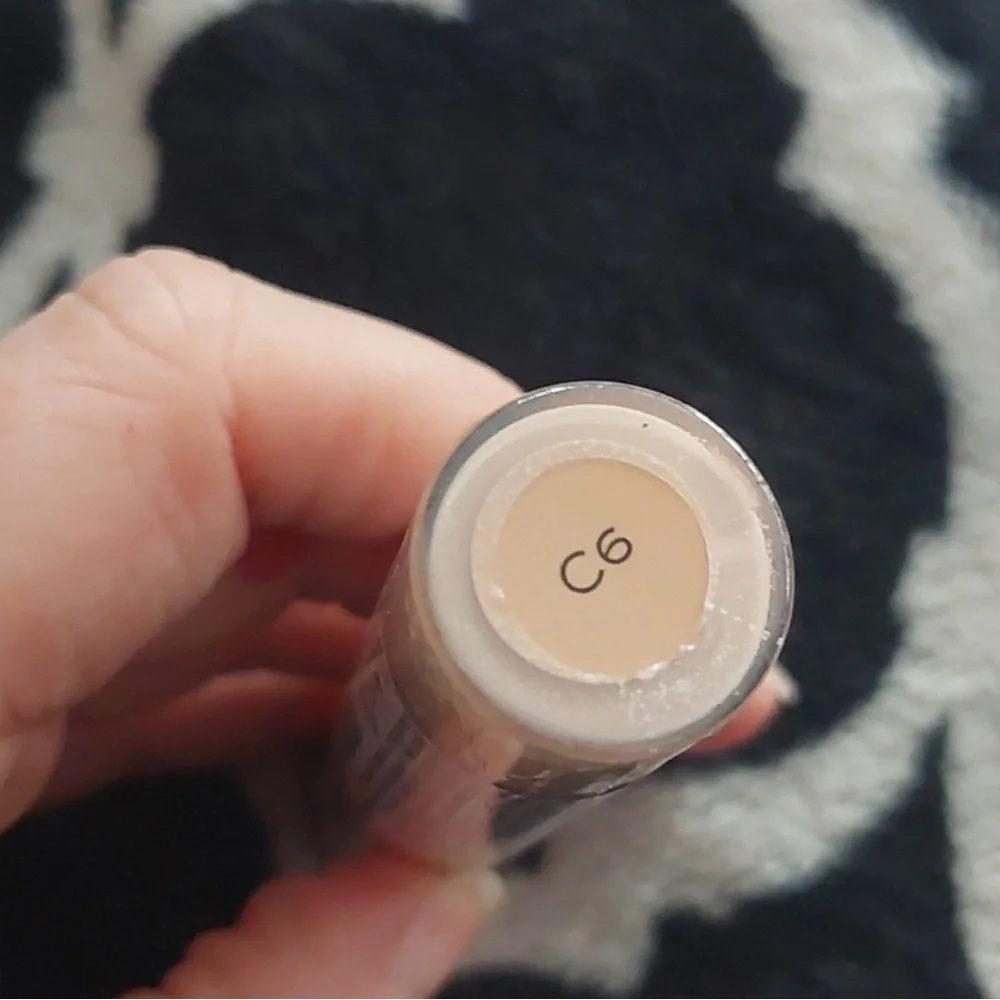 Makeup Revolution Conceal & Hydrate Radiance Concealer C6 Hyaluronic Acid Acai
